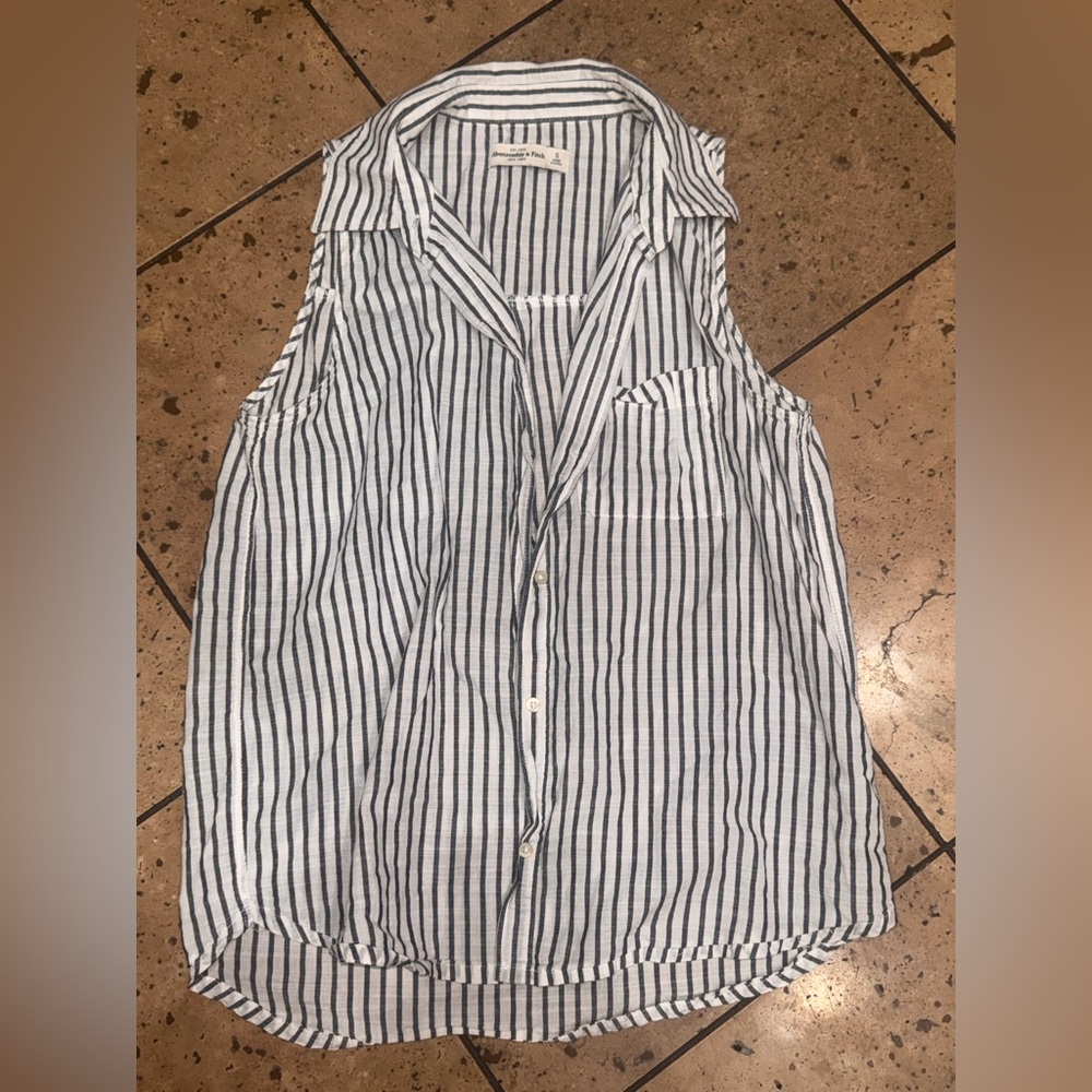 🍎Abercrombie & Fitch Sleeveless Button-Down Tank in White & Navy Stripes